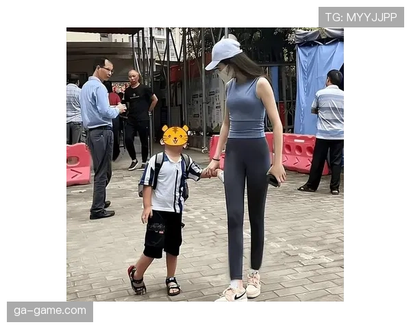 范迪克训练完直接去接娃，这自律和奶爸模式切换也太丝滑了