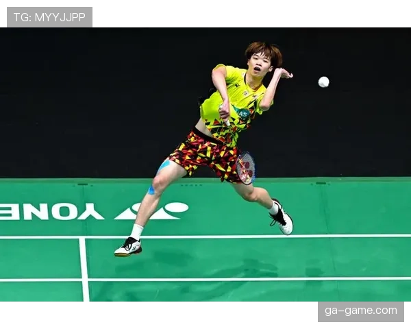 陆光祖训练完啃鸡腿的样子，真不像个靠自律吃饭的羽毛球手